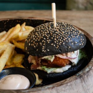 Black Burger Bun Με Τραγανό Φιλέτο Κοτόπουλο